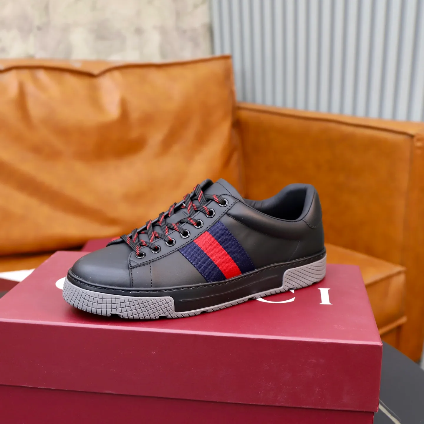 Ex-factory price: 600💰🙅‍♂️🙅‍♂️🙅‍♂️ Brand: Gucci GUCCi Standard code: Men's size 38/44 (45, 46 can be customized) Grade: Same as the official website Material: Original cowhide surface Comfortable hybrid thickened sheepskin lining Original wear-resistant soft outsole Style category: Casual sports version White shoes Dad shoes Young fashion European and American trends British style Color: actual picture color